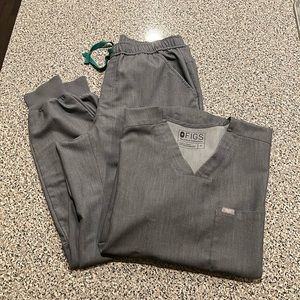 Mens Grey fig scrub set. Medium top and large jogger bottoms